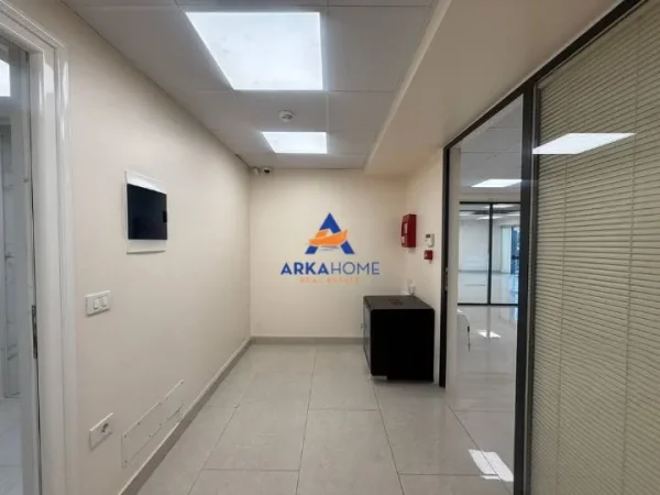 Tirane, jepet me qera ambjent biznesi Kati 3, 190 m² 2.800 € (FAKULTETI EKONOMISE)