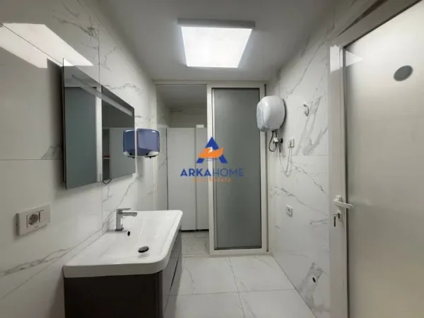 Tirane, jepet me qera ambjent biznesi Kati 3, 190 m² 2.800 € (FAKULTETI EKONOMISE)