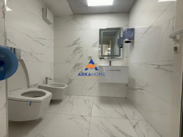 Tirane, jepet me qera ambjent biznesi Kati 3, 190 m² 2.800 € (FAKULTETI EKONOMISE)
