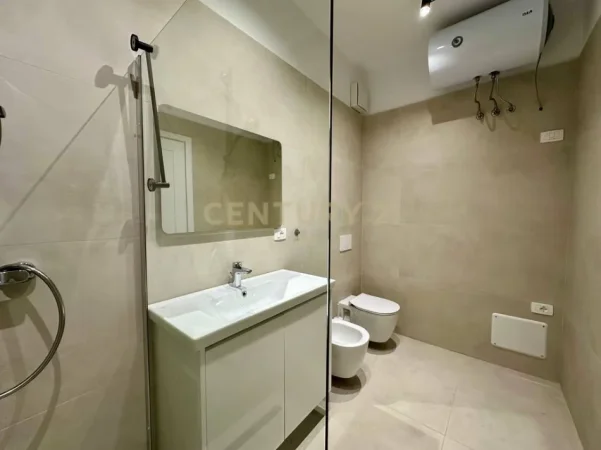 Tirane, jepet me qera apartament+verande | Penthouse 3+1+Aneks+Ballkon Kati 3, 187 m² 2.200 € (Liqeni i Thate)