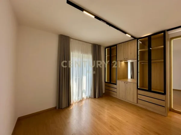 Tirane, jepet me qera apartament+verande | Penthouse 3+1+Aneks+Ballkon Kati 3, 187 m² 2.200 € (Liqeni i Thate)