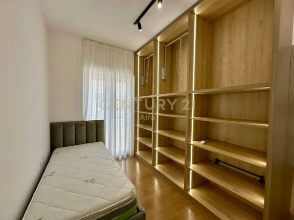 Tirane, jepet me qera apartament+verande | Penthouse 3+1+Aneks+Ballkon Kati 3, 187 m² 2.200 € (Liqeni i Thate)