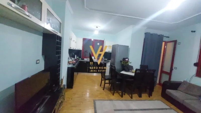 Tirane, jepet me qera apartament 1+1+Ballkon Kati 7, 85 m² 550 € (PALLATET CABEJ)