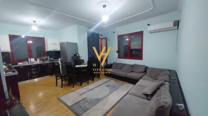 Tirane, jepet me qera apartament 1+1+Ballkon Kati 7, 85 m² 550 € (PALLATET CABEJ)