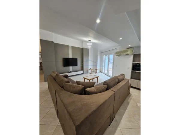 Tirane, jepet me qera apartament 2+1+Ballkon Kati 7, 170 m² 600 € (Fresku)