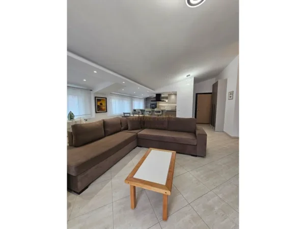 Tirane, jepet me qera apartament 2+1+Ballkon Kati 7, 170 m² 600 € (Fresku)