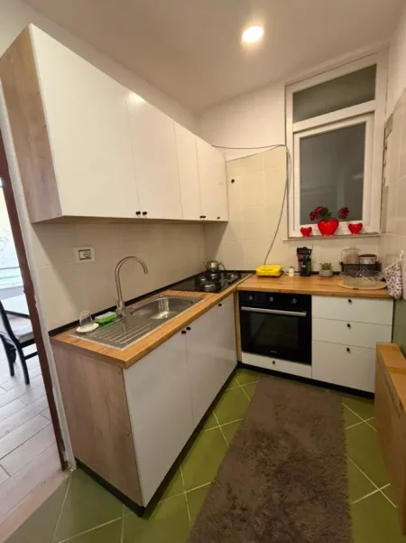 Tirane, jepet me qera apartament 3+1 Kati 0, 150 m² 1.500 € (50 m nga Kopshti Zoologjik)