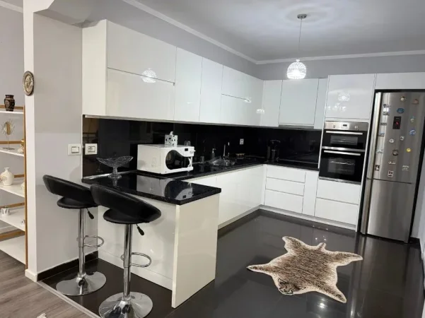 Tirane, jepet me qera apartament 3+1 Kati 0, 150 m² 1.500 € (50 m nga Kopshti Zoologjik)
