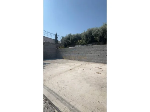 Tirane, jepet me qera magazine Kati 0, 140 m² 1.300 € (Yrshek)