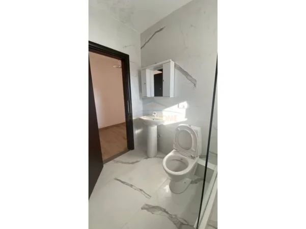 Tirane, jepet me qera apartament 1+1 Kati 5, 57 m² (Ali Demi)