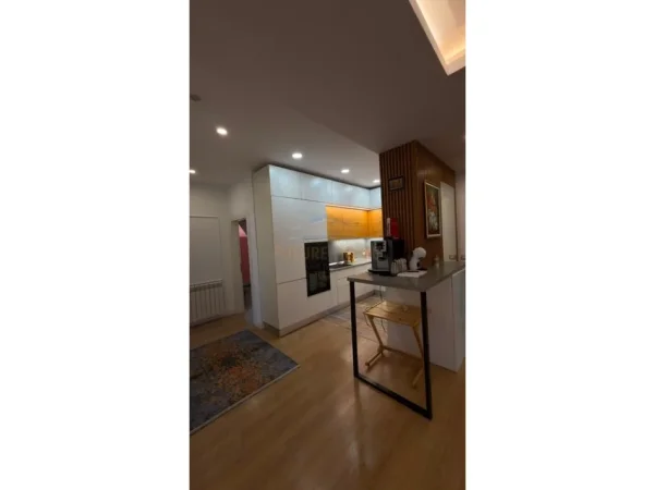 Tirane, jepet me qera apartament 2+1 Kati 6, 230 m² 800 € (Fresk)