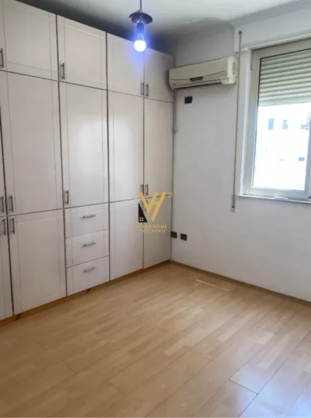 Tirane, jepet me qera apartament 2+1+Ballkon Kati 3, 95 m² 520 € (PAZARI I RI)
