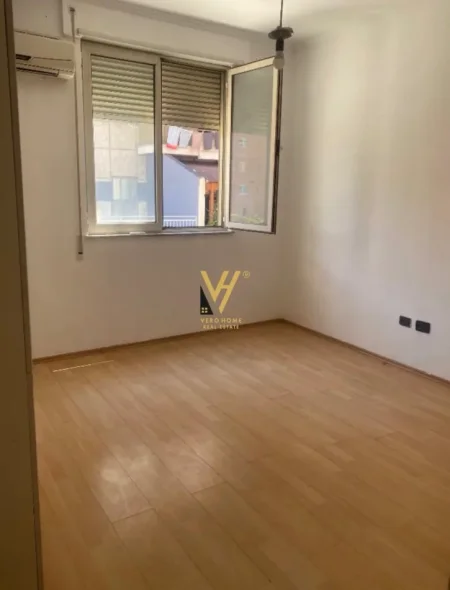 Tirane, jepet me qera apartament 2+1+Ballkon Kati 3, 95 m² 520 € (PAZARI I RI)
