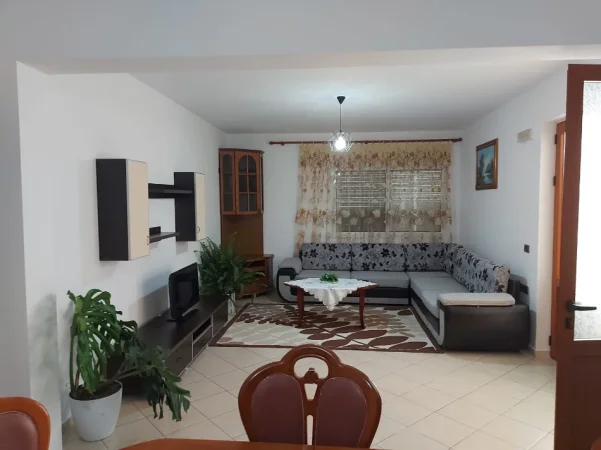 Tirane, jepet me qera apartament 2+1+Ballkon Kati 1, 110 m² 500 € (Stacioni i Trenit)