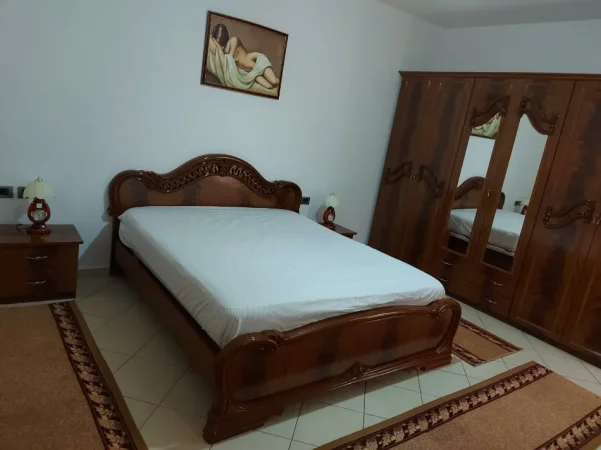 Tirane, jepet me qera apartament 2+1+Ballkon Kati 1, 110 m² 500 € (Stacioni i Trenit)