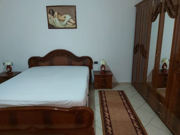 Tirane, jepet me qera apartament 2+1+Ballkon Kati 1, 110 m² 500 € (Stacioni i Trenit)