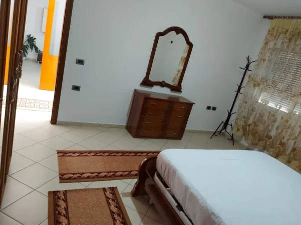 Tirane, jepet me qera apartament 2+1+Ballkon Kati 1, 110 m² 500 € (Stacioni i Trenit)
