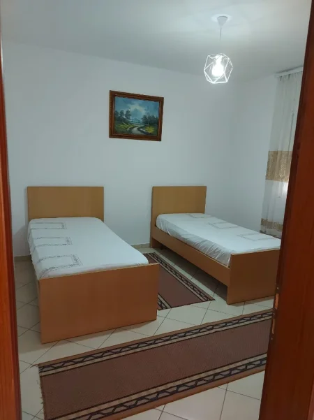Tirane, jepet me qera apartament 2+1+Ballkon Kati 1, 110 m² 500 € (Stacioni i Trenit)