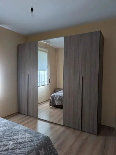 Tirane, jepet me qera apartament 2+1 Kati 2, 120 m² 550 € (FRESK)