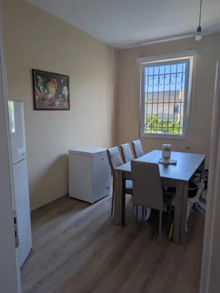 Tirane, jepet me qera apartament 2+1 Kati 2, 120 m² 550 € (FRESK)