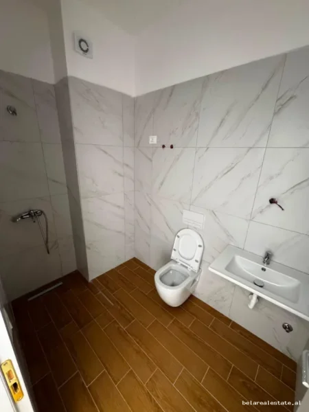 Tirane, jepet me qera zyre Kati 9, 120 m² 960 € (Asim Vokshi)