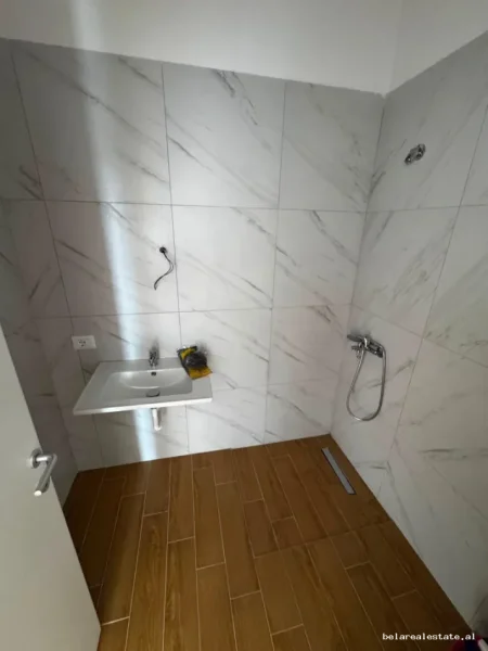 Tirane, jepet me qera zyre Kati 9, 120 m² 960 € (Asim Vokshi)