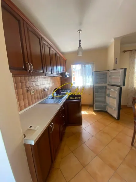 Tirane, jepet me qera apartament 2+1 Kati 5, 110 m² 500 € (ISH PARKU)