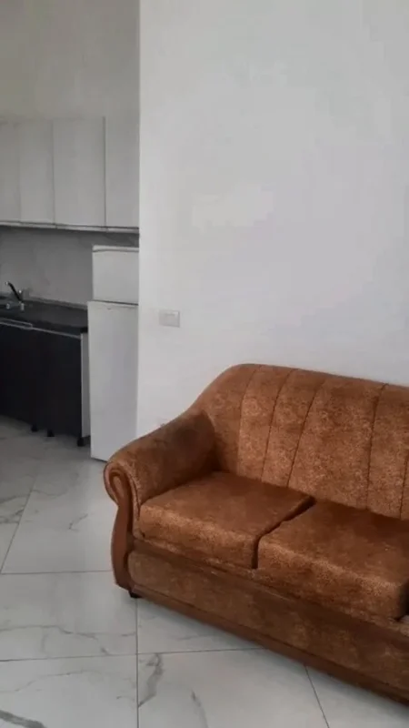 Tirane, jepet me qera apartament 1+1 Kati 1, 70 m² 300 € (Rruga Pjetër Budi)