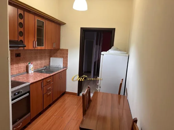 Tirane, jepet me qera apartament 1+1 Kati 4, 60 m² 500 € (PRANE SPITALIT AMERIKAN 2)