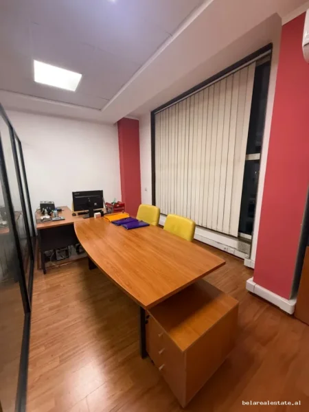 Tirane, jepet me qera zyre Kati 2, 60 m² 1.000 € (Rruga e Elbasanit)