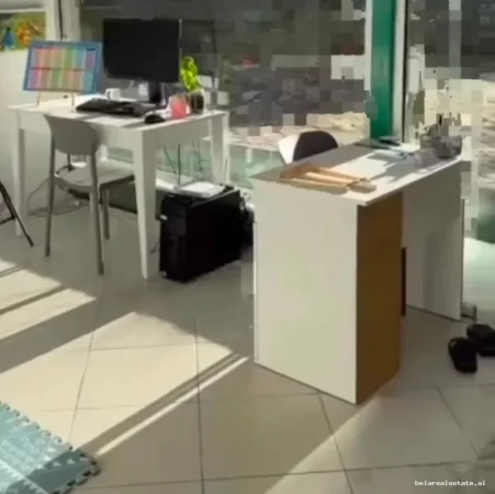 Tirane, jepet me qera dyqan Kati 1, 100 m² 640 € (Ali Dem)