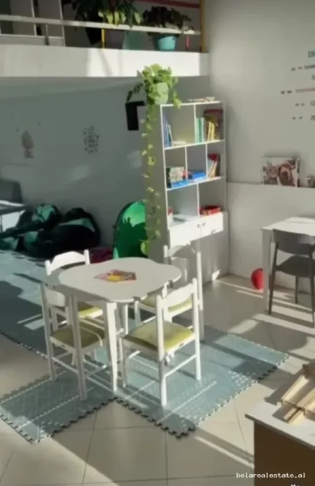 Tirane, jepet me qera dyqan Kati 1, 100 m² 640 € (Ali Dem)