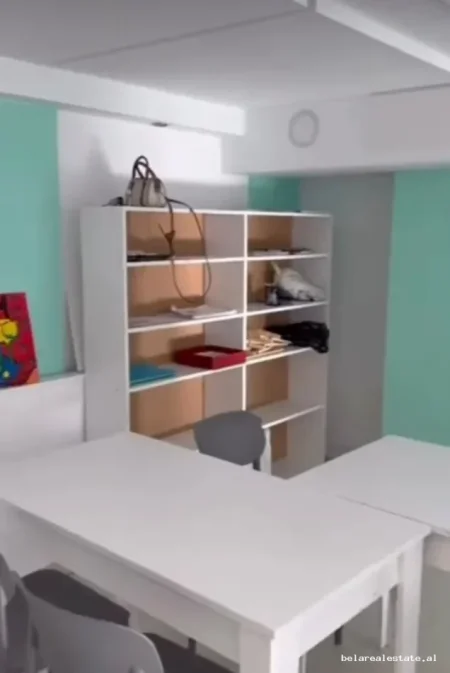 Tirane, jepet me qera dyqan Kati 1, 100 m² 640 € (Ali Dem)