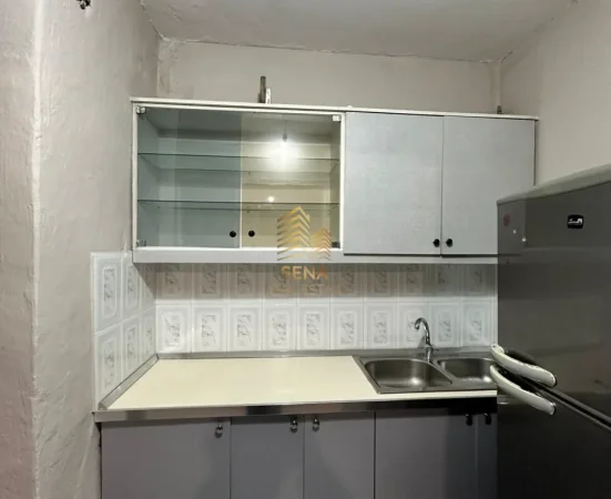 Tirane, jepet me qera apartament 1+1 Kati 4, 65 m² 450 € (Laprake)