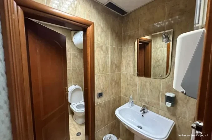 Tirane, jepet me qera zyre Kati 2, 110 m² 1.070 € (21 Dhjetori)