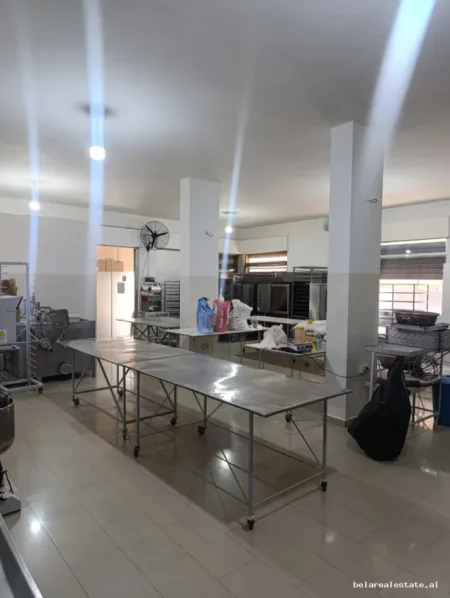 Tirane, jepet me qera dyqan Kati 0, 200 m² 960 € (Pallati me shigjeta)