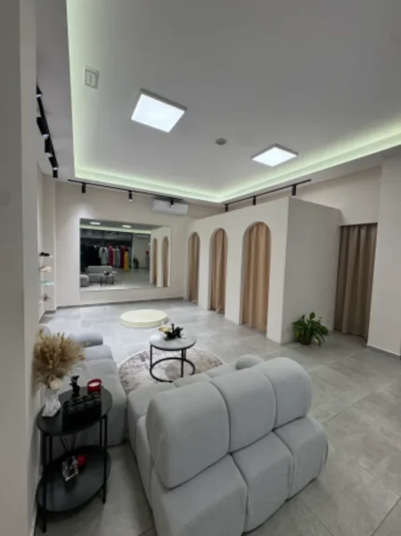 Shitet biznes butik fustanesh , 142 m² (Rruga Don Bosko)