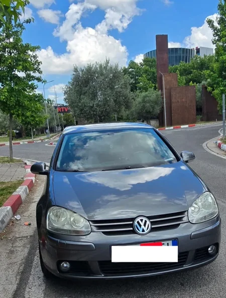 Tirane, shes makine VOLKSWAGEN GOLF 5 2008 Nafte, gri metalizato manuale Klima 210.000 km 3.900 €