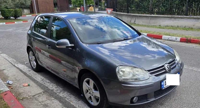 Tirane, shes makine VOLKSWAGEN GOLF 5 2008 Nafte, gri metalizato manuale Klima 210.000 km 3.900 €