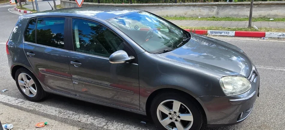 Tirane, shes makine VOLKSWAGEN GOLF 5 2008 Nafte, gri metalizato manuale Klima 210.000 km 3.900 €