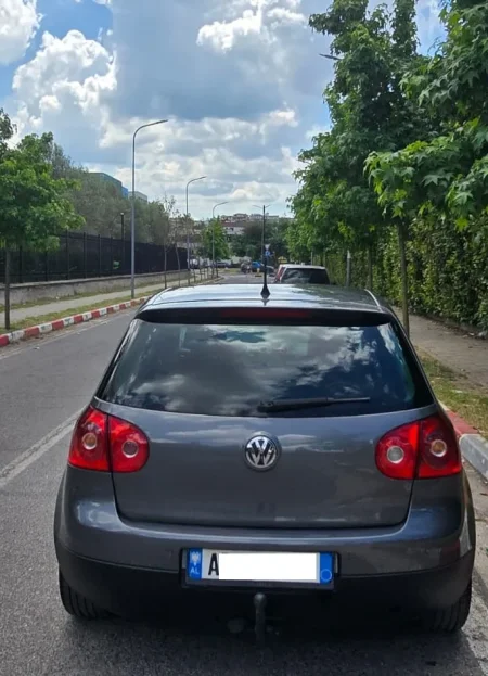 Tirane, shes makine VOLKSWAGEN GOLF 5 2008 Nafte, gri metalizato manuale Klima 210.000 km 3.900 €