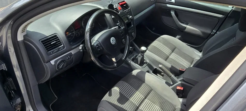 Tirane, shes makine VOLKSWAGEN GOLF 5 2008 Nafte, gri metalizato manuale Klima 210.000 km 3.900 €
