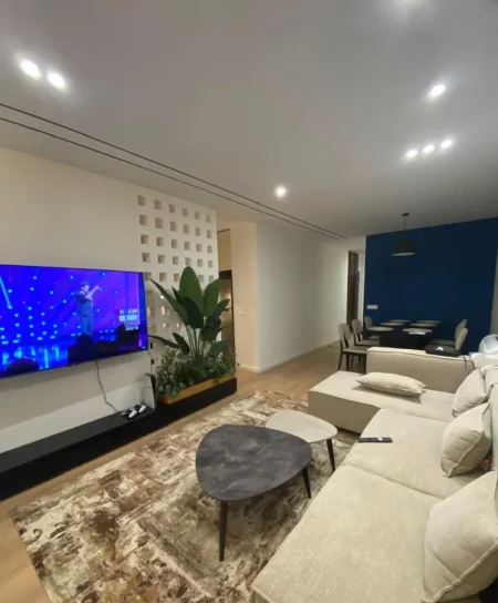 Tirane, jepet me qera apartament 3+1 Kati 2, 132 m² 1.100 € (Liqeni i Thatë)