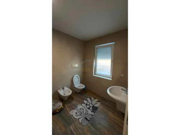 Tirane, jepet me qera apartament 2+1+Ballkon Kati 6, 230 m² 800 € (Fresk)