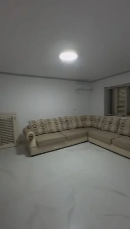 Tirane, jepet me qera apartament 1+1 Kati 1, 65 m² 450 € (Vasil Shanto)