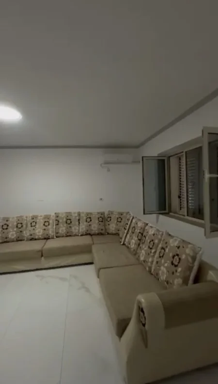 Tirane, jepet me qera apartament 1+1 Kati 1, 65 m² 450 € (Vasil Shanto)