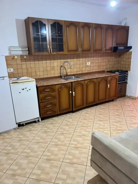 Tirane, jepet me qera Apartament 1+1, Kati 3, Mobiluar, Çmimi 40.000 Lekë të Reja, tek Varri Bamit,Tiranë.