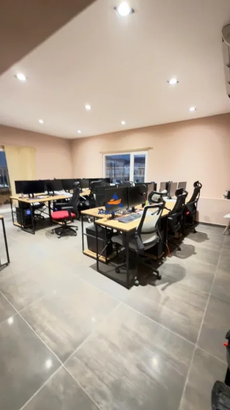 Tirane, jepet me qera ambjent biznesi Kati 14, 380 m² 4000 € (KOMUNA PARISIT)