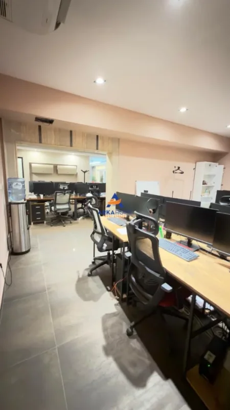 Tirane, jepet me qera ambjent biznesi Kati 14, 380 m² 4000 € (KOMUNA PARISIT)