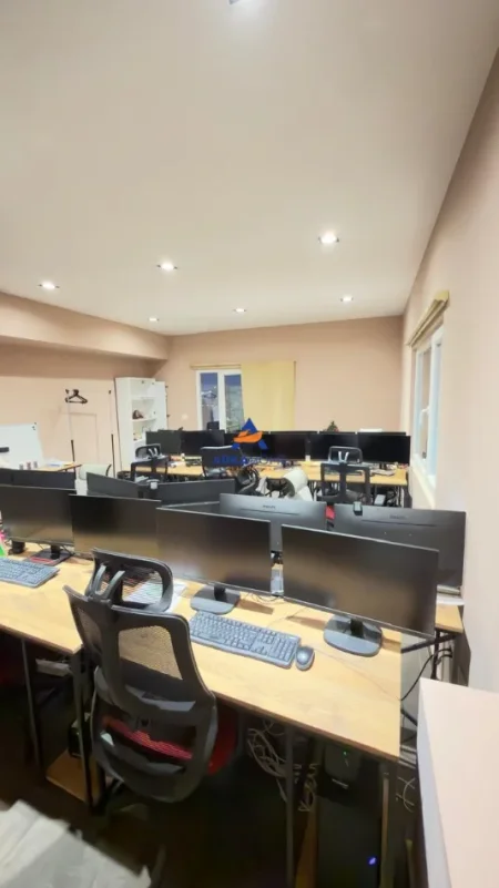 Tirane, jepet me qera ambjent biznesi Kati 14, 380 m² 4000 € (KOMUNA PARISIT)